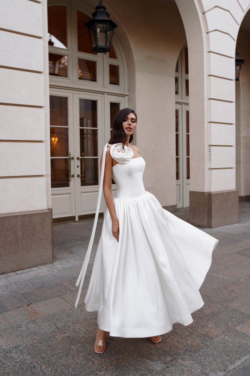 Stunning Midi Length Wedding Dress with A Flower Accent Medow 12US/44FR/16UK / Milk Stunning Midi Length Wedding Dress with A Flower Accent Medow 12US/44FR/16UK / Milk