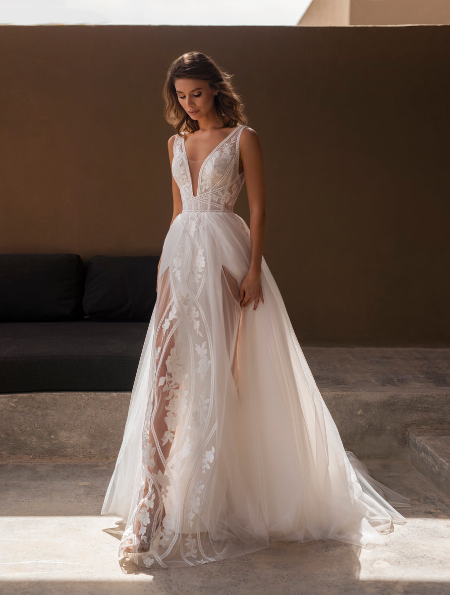 Boho A-Line Wedding Dress with Slits and Corset Lacing Romanova Atelie –  Wedding Roof
