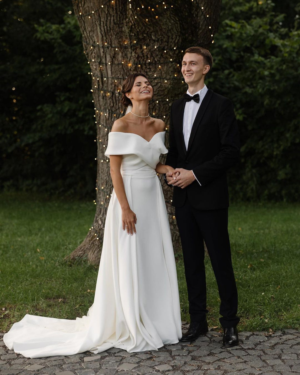 A Dress Fit for Royalty: Stunning Open-Top Satin Wedding Dress Makes Y Wedding Roof A Dress Fit for Royalty: Stunning Open-Top Satin Wedding Dress Makes Y Wedding Roof