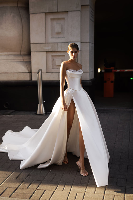 Elegant A-Line Wedding Dress with Embroidered Bodice and Slit Skirt Do Wedding Roof Elegant A-Line Wedding Dress with Embroidered Bodice and Slit Skirt Do Wedding Roof