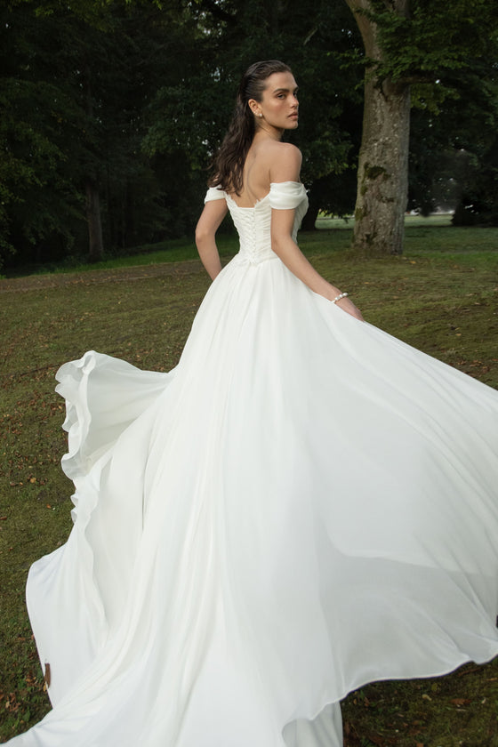 Backless chiffon wedding dress