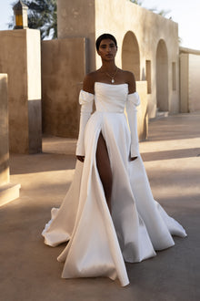  Chic wedding dress witht high-high slit