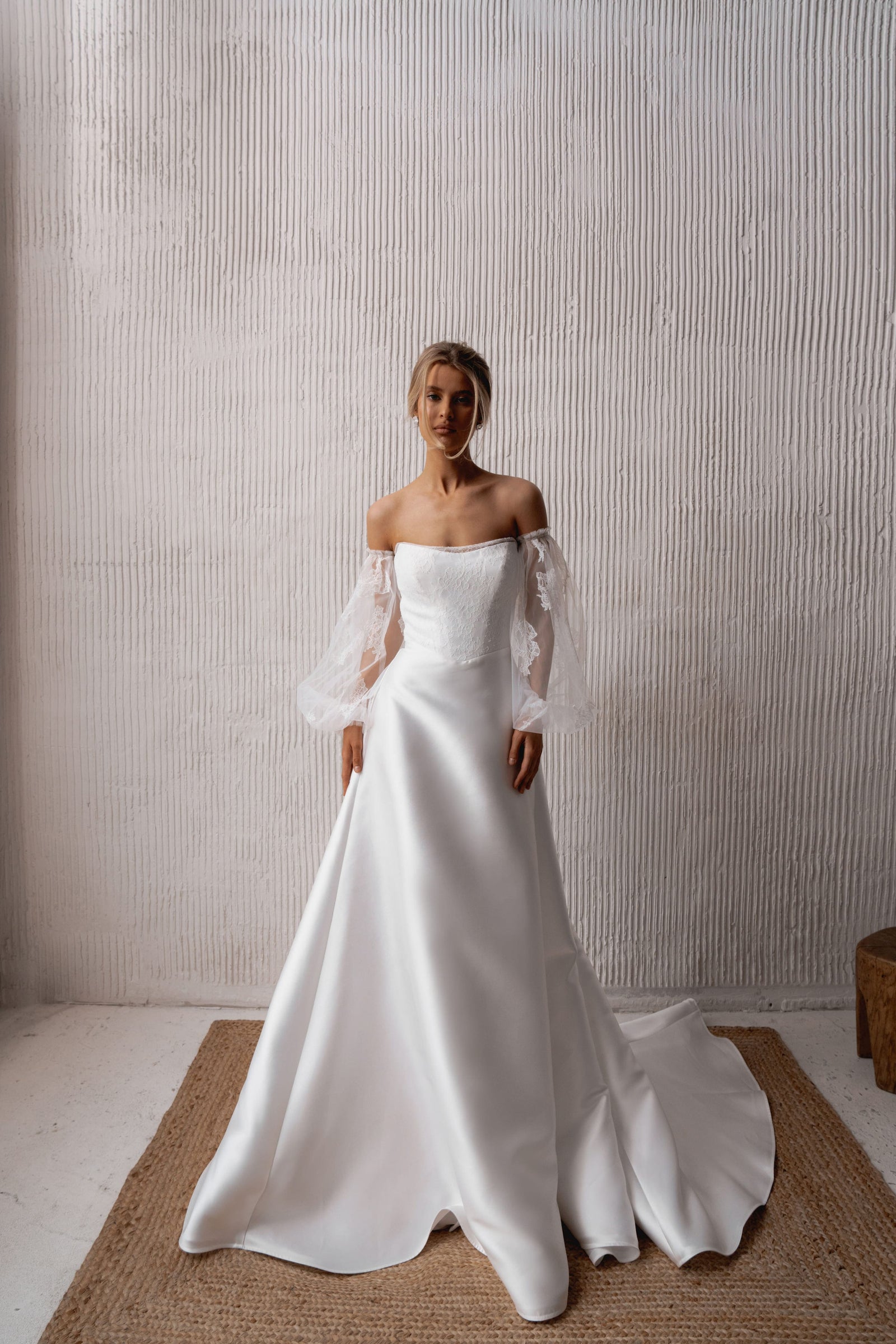 Elegant Silhouette Wedding Dress with Voluminous Detachable Sleeves Mi