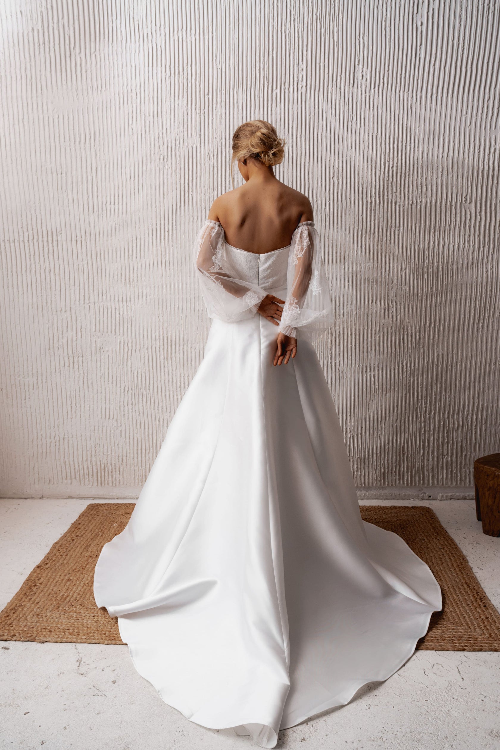 Elegant Silhouette Wedding Dress with Voluminous Detachable Sleeves Mi