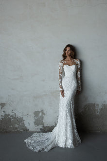  Elegant_lace_wedding_gown