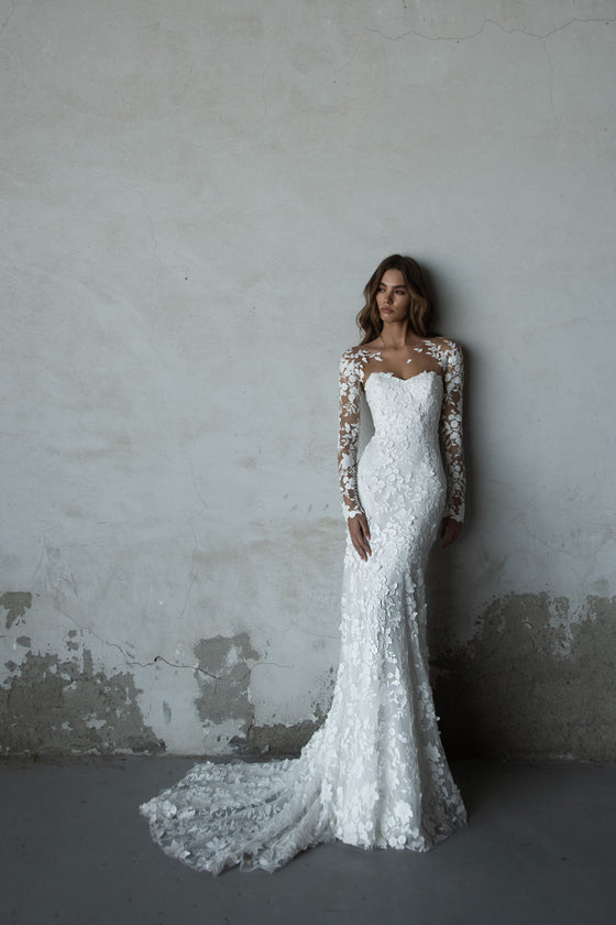 Elegant_lace_wedding_gown
