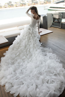  Elegant wedding dress with removable train