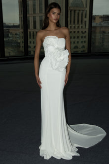  Fitted_wedding_gowns_with_floral_details