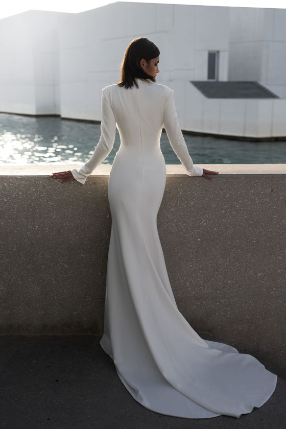 Elegant Fitted Wedding Dress with Long Sleeves and Slit Detail in Crepe Jenny