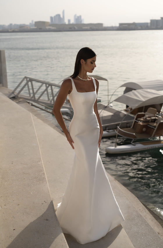 Fitted wedding dress with square neckline