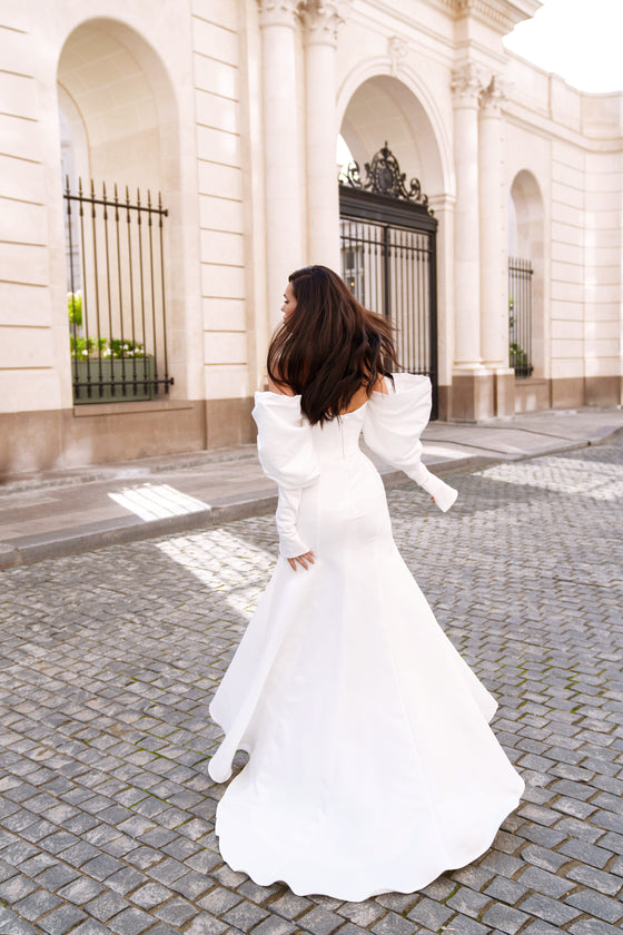 Form-fitting bridal gown