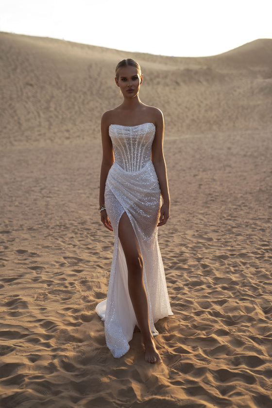 Form-fitting bridal dress