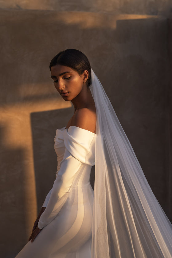 Elegant Long Sleeve Wedding Dress with Form-Fitting Silhouette Yara 6US/38FR/10UK / Milk Elegant Long Sleeve Wedding Dress with Form-Fitting Silhouette Yara 6US/38FR/10UK / Milk