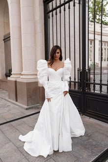  High-slit wedding dress