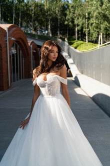  Elegant A-Line Wedding Dress with Tulle Skirt and Beaded Corset