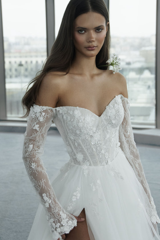 Romantic_wedding_dress_with_sleeves