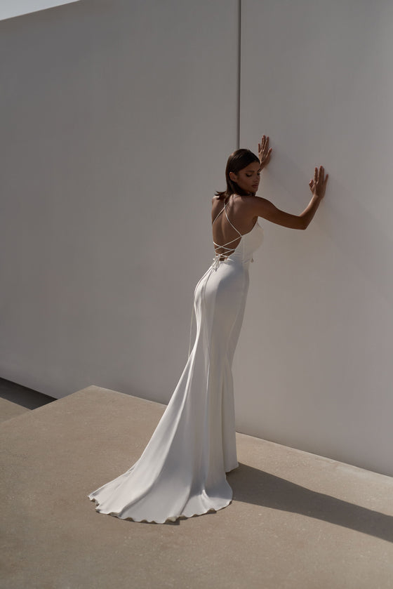 Sleekfitted wedding gown