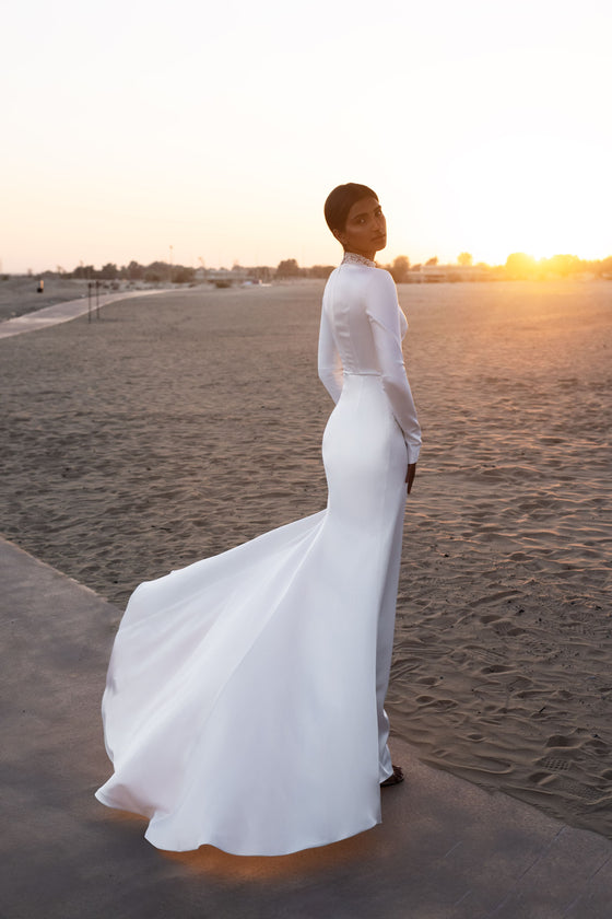 Stunning Form-Fitting Wedding Dress with Stand-Up Collar and Slit in S Wedding Roof Stunning Form-Fitting Wedding Dress with Stand-Up Collar and Slit in S Wedding Roof
