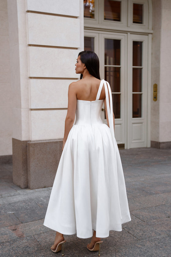 Stunning Midi Length Wedding Dress with a Flower Accent Medow Wedding Roof Stunning Midi Length Wedding Dress with a Flower Accent Medow Wedding Roof