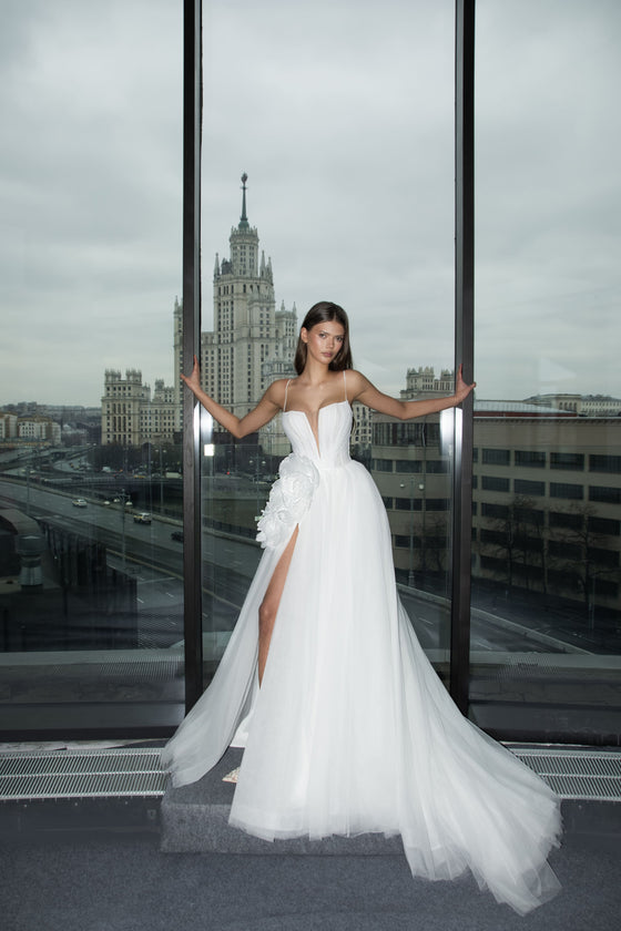 V-neck_wedding_dress