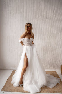  Versatile strapless wedding dress