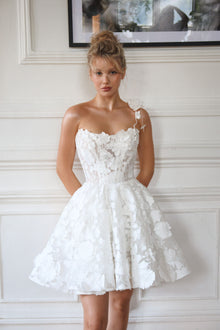  Vintage-inspired short wedding gown