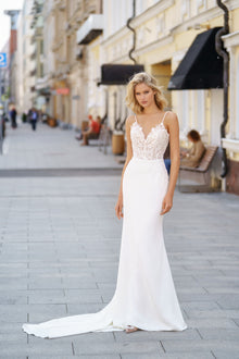  Elegant and Chic Fitted Lace Wedding Dress with Delicate Beaded Embellishments Blanche