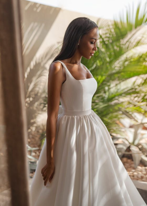 Ball Gown Wedding Dress with Square Neckline and Internal Corset Linda Wedding Roof Ball Gown Wedding Dress with Square Neckline and Internal Corset Linda Wedding Roof