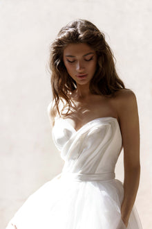  A line sleeveless wedding dress