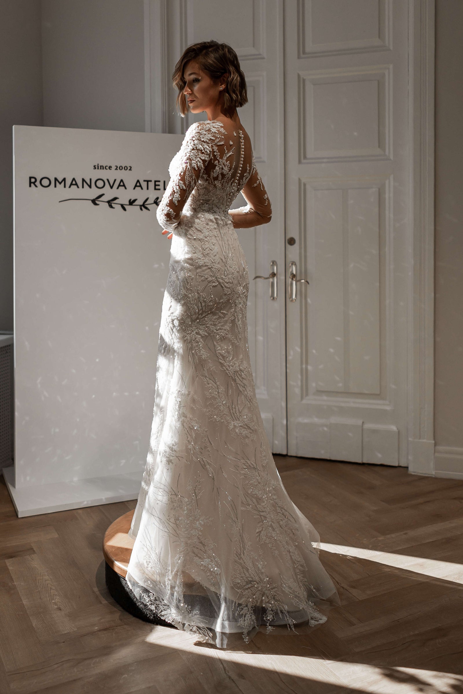 Beautiful Form-Fitting Wedding Dress with Long Sleeves and Full Skirt