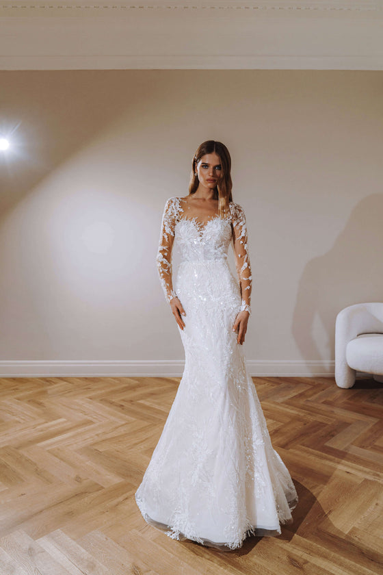 Beautiful Form-Fitting Wedding Dress with Long Sleeves and Full Skirt Wedding Roof Beautiful Form-Fitting Wedding Dress with Long Sleeves and Full Skirt Wedding Roof