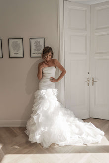  Sleeveless Wedding Gown