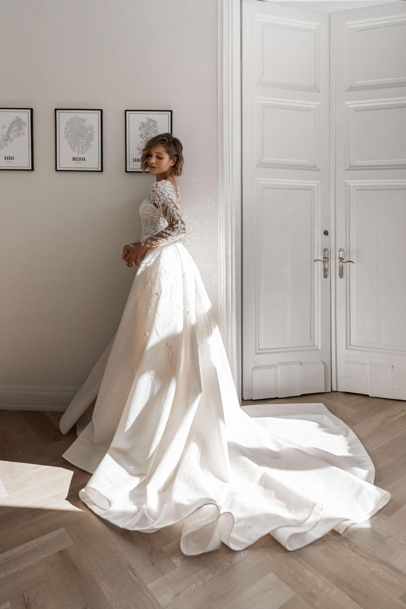 Beautiful Form-Fitting Wedding Dress with Long Sleeves and Full Skirt