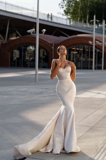  Wedding Dress With Long Trail