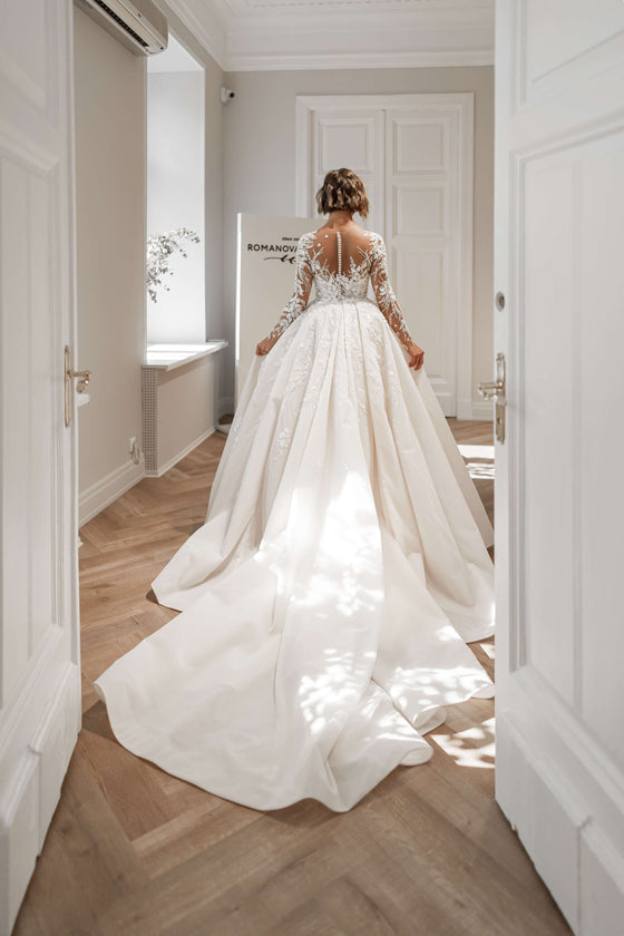 Beautiful Form-Fitting Wedding Dress with Long Sleeves and Full Skirt