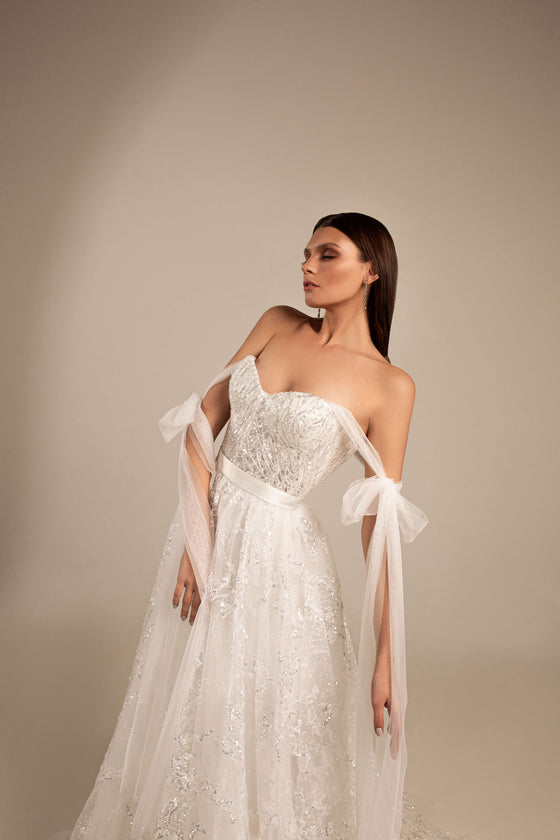 Wedding dress with sleeves and ace